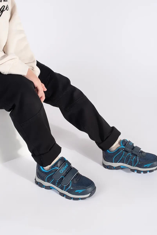 tumesinist värvi poisilik...