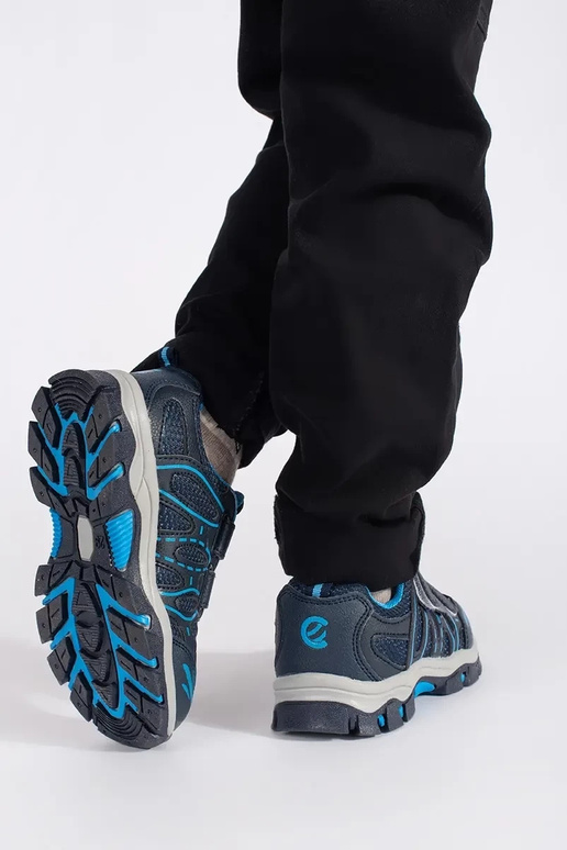 tumesinist värvi poisilik...