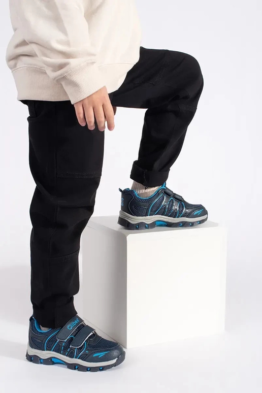 tumesinist värvi poisilik...