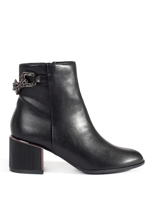 Mustad naistekingad elegantsel kontsal