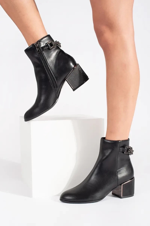 Mustad naistekingad elegantsel kontsal