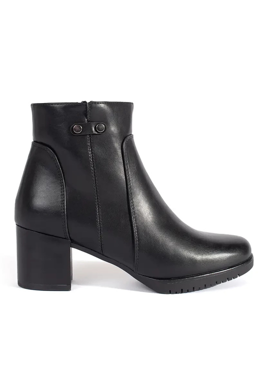 Mustad kingad kõrgete kontsadega...