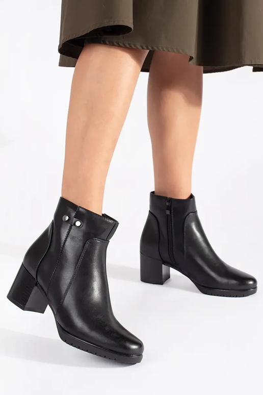 Mustad kingad kõrgete kontsadega...