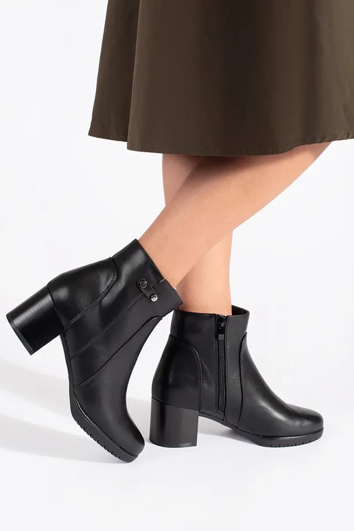 Mustad kingad kõrgete kontsadega...