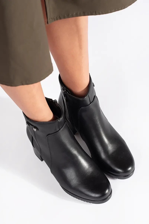 Mustad kingad kõrgete kontsadega...