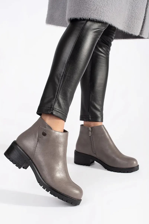 hallid jalatsid kunstnahast