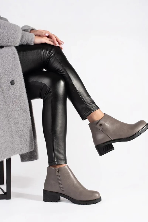 hallid jalatsid kunstnahast