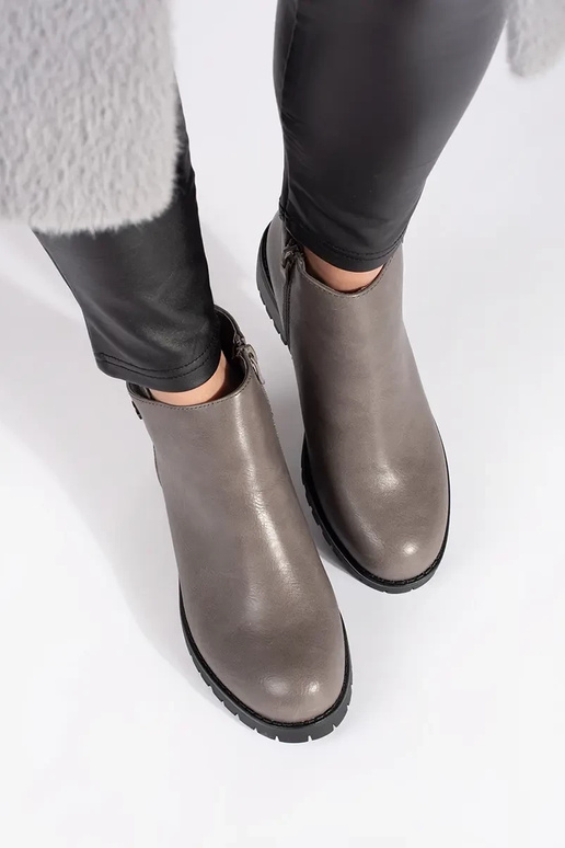 hallid jalatsid kunstnahast