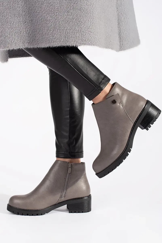 hallid jalatsid kunstnahast