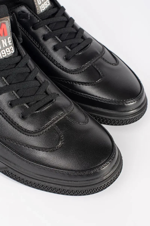 Mustad värvilised soojad spordijalatsid Mustad värvilised soojad spordijalatsid