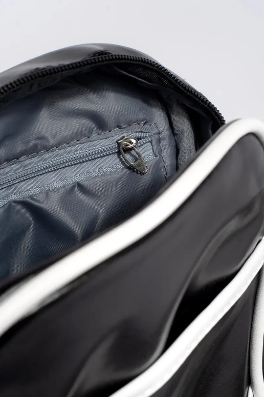 Must väike noorte käekott