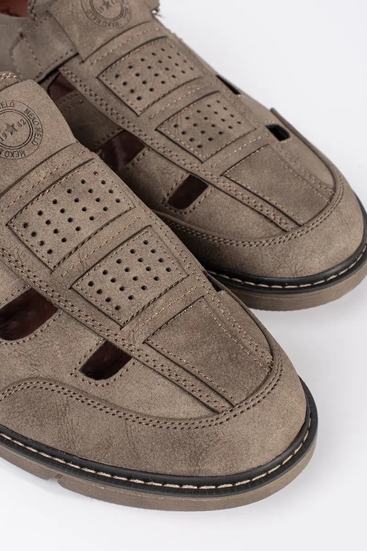 Mustad meeste sandaalid