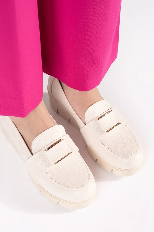 Sinised mokasiinid nahast ahelaga