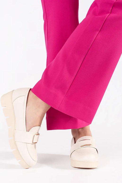 Sinised mokasiinid nahast ahelaga