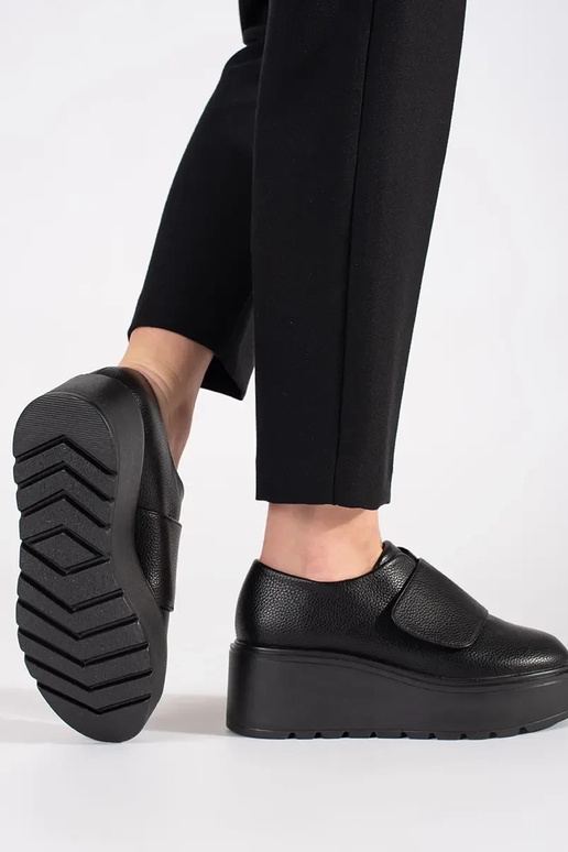 Mustad kingad platvormil