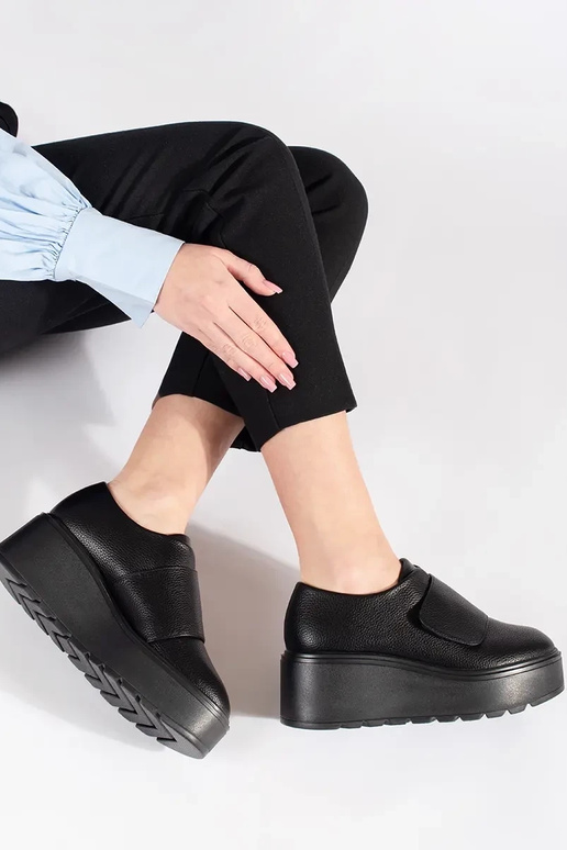 Mustad kingad platvormil