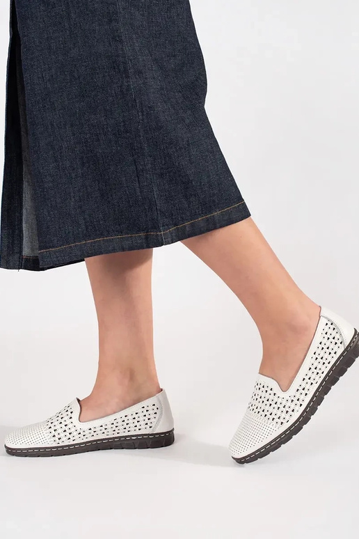 Valged avatud mustriga poolsaapad