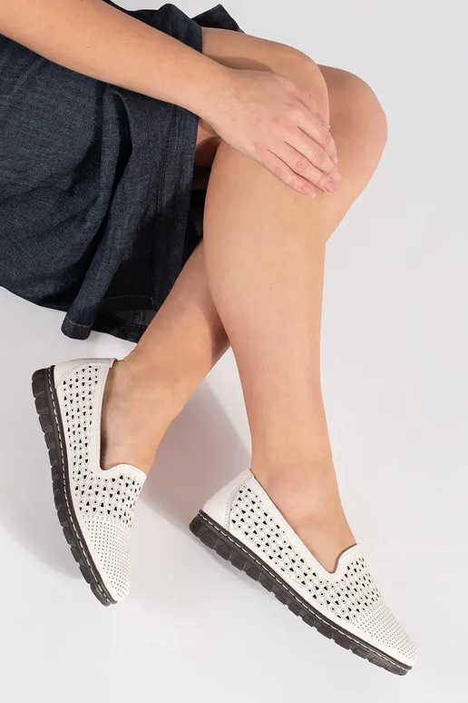 Valged avatud mustriga poolsaapad