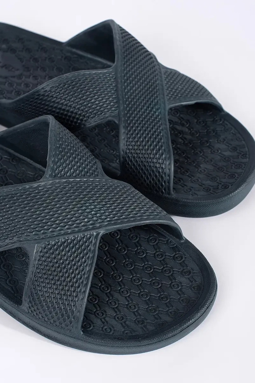 Tumedad meeste basseini klapid