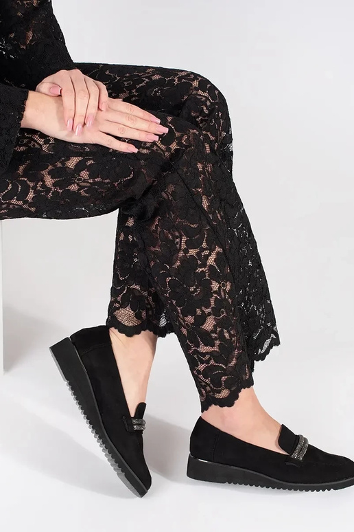 Mustad mokasiinid nahast