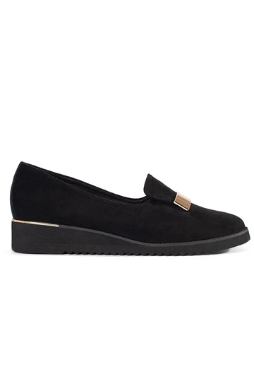 Mustad poolsaapad platvormiga