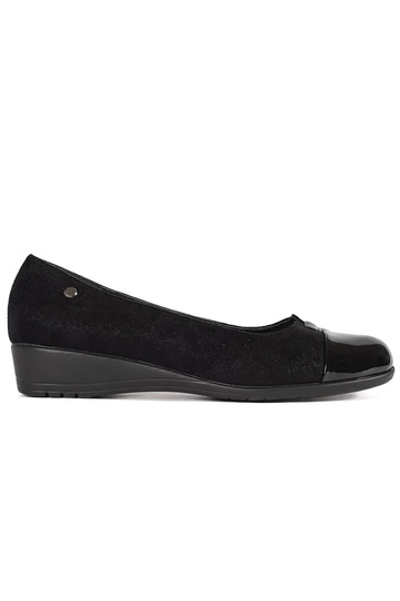 Mustad poolsaapad lakitud...