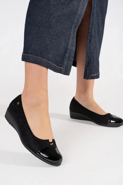 Mustad poolsaapad lakitud varvastega