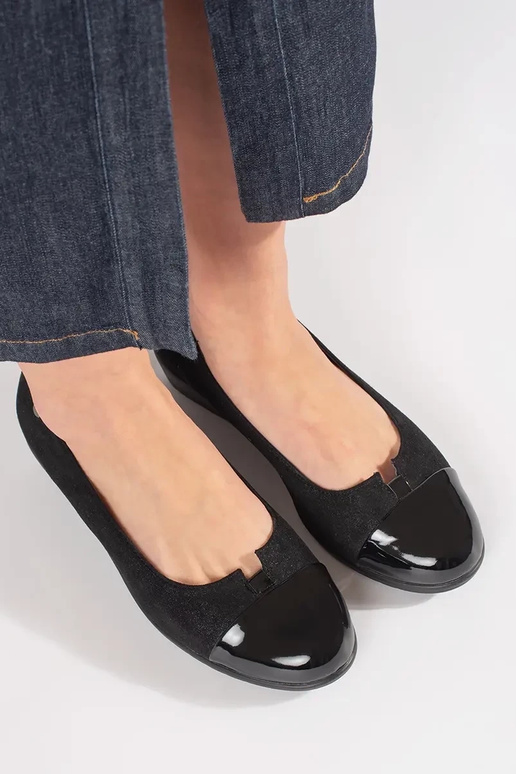 Mustad poolsaapad lakitud varvastega