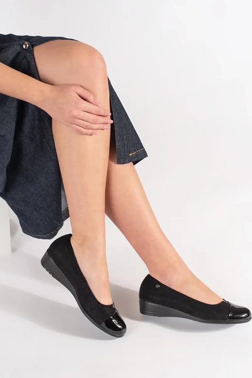 Mustad poolsaapad lakitud varvastega