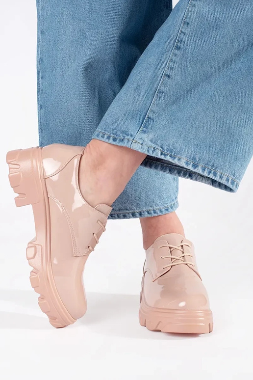 Poolsaapad lakiefektiga ja platvormiga