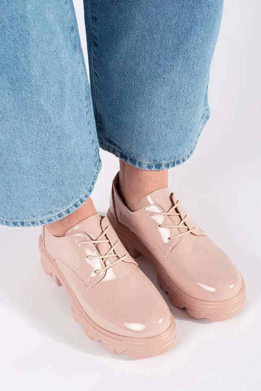 Poolsaapad lakiefektiga ja platvormiga