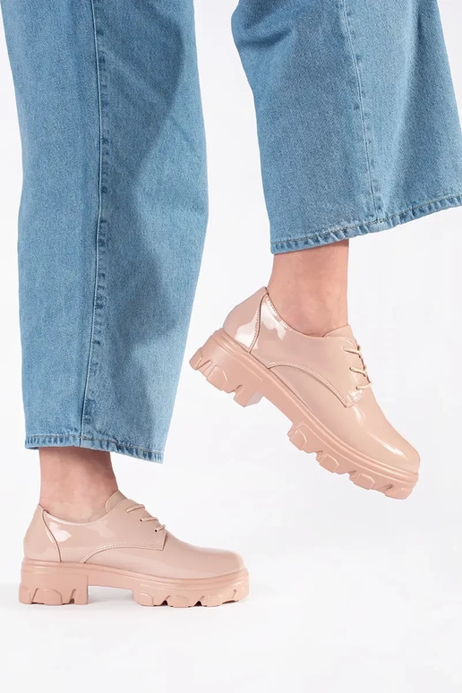 Poolsaapad lakiefektiga ja platvormiga