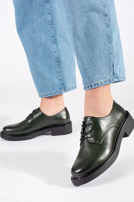 Rohelised poolsaapad madalal kontsal...