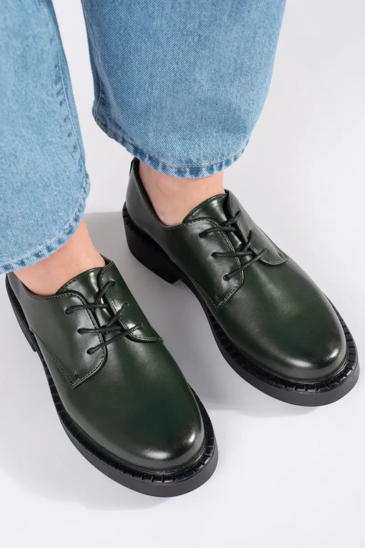 Rohelised poolsaapad madalal kontsal...