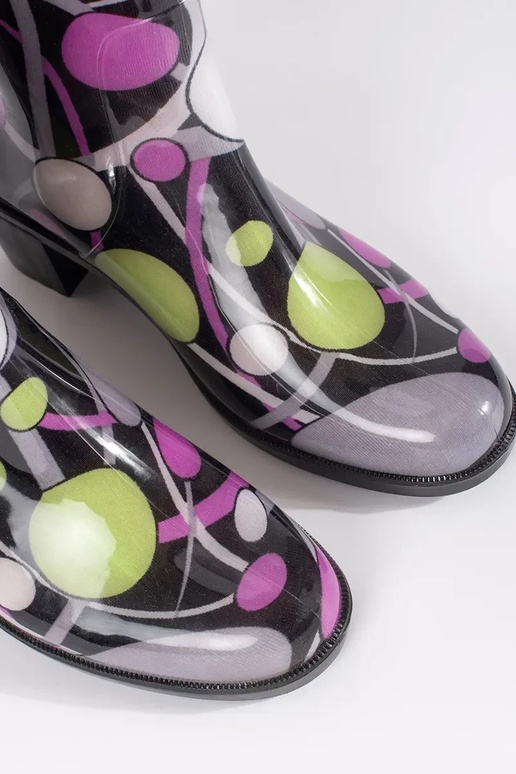 Täpilised kummisaapad kõrgetel kontsadel