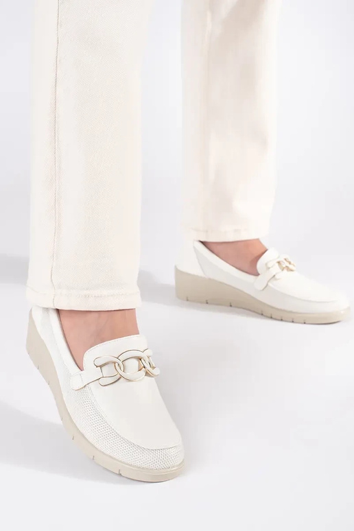 Valged poolsaapad platvormiga...