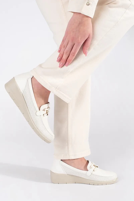 Valged poolsaapad platvormiga...