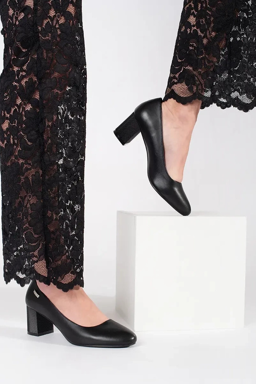 Mustad klassikalised kõrged kontsad...