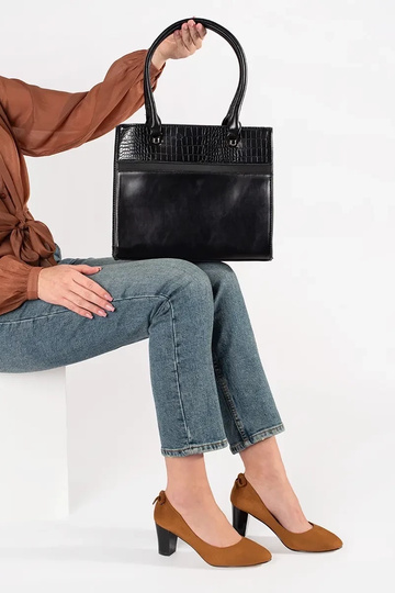 Must keskforma käekott õlal 2