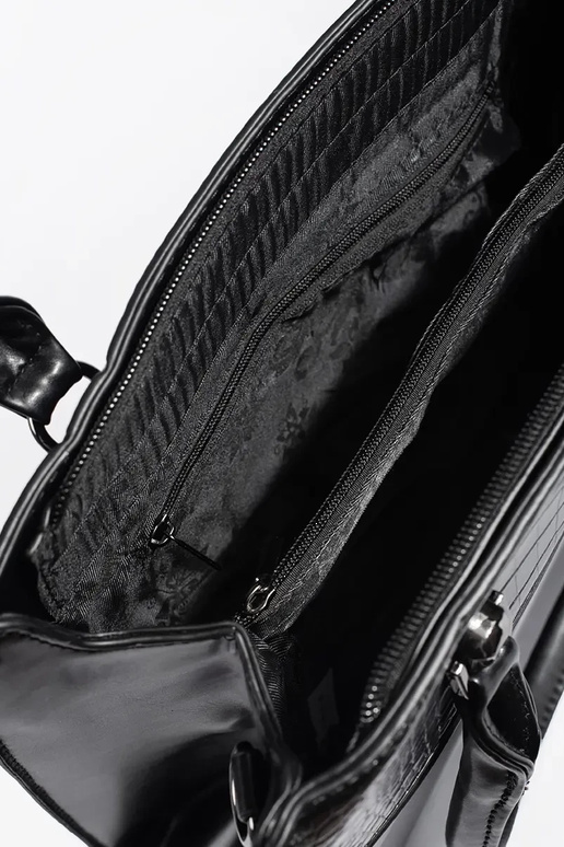 Must keskforma käekott õlal