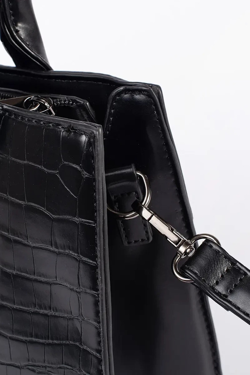 Must keskforma käekott õlal