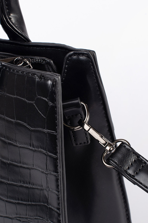 Must keskforma käekott õlal