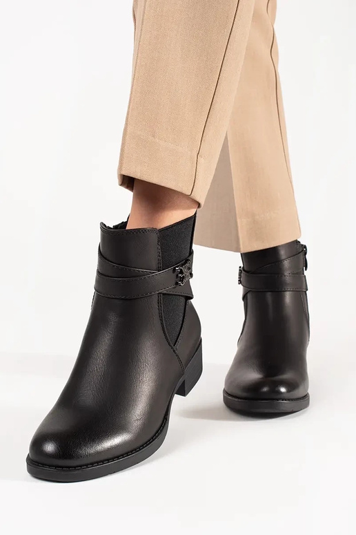 Mustade naiste kingad