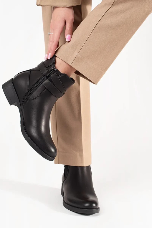 Mustade naiste kingad