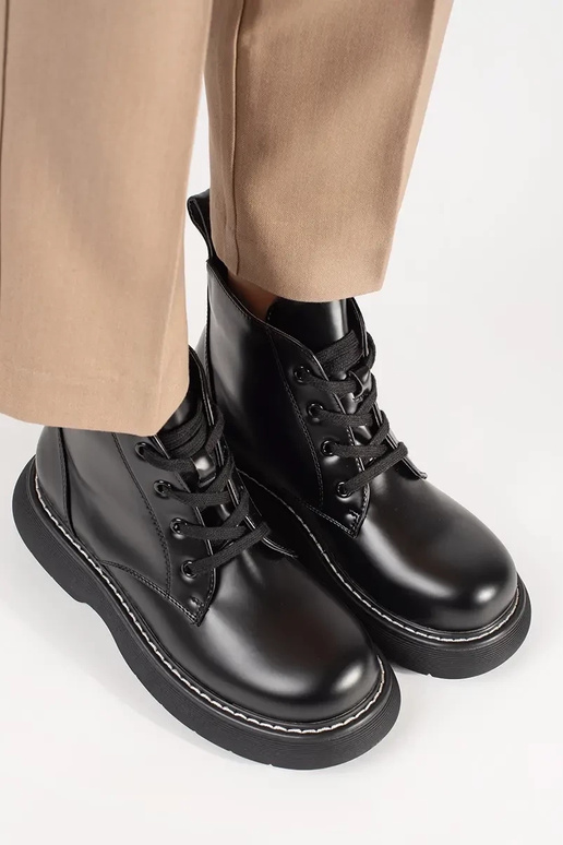 Mustade platvormiga kingad