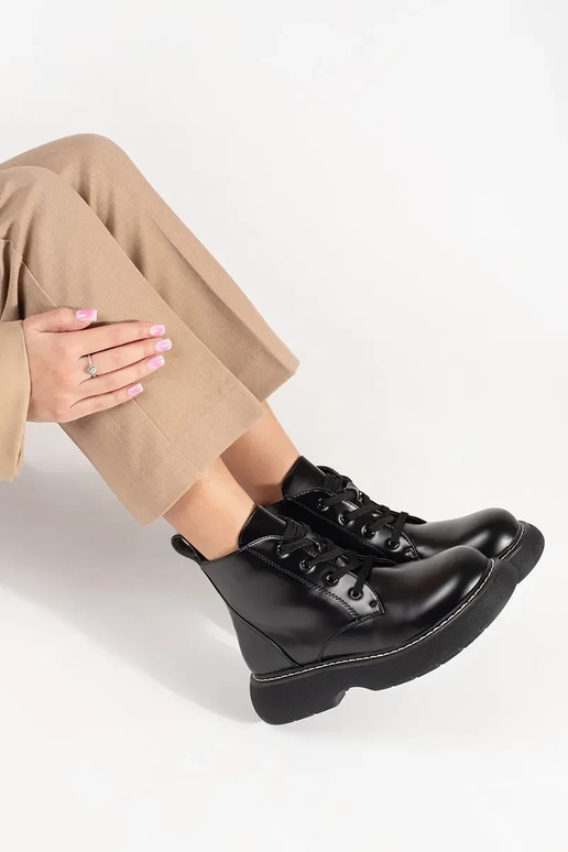 Mustade platvormiga kingad