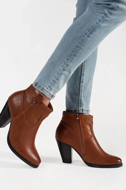 Prunid kõrge kontsaga kingad