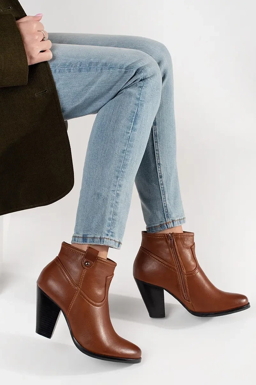 Prunid kõrge kontsaga kingad