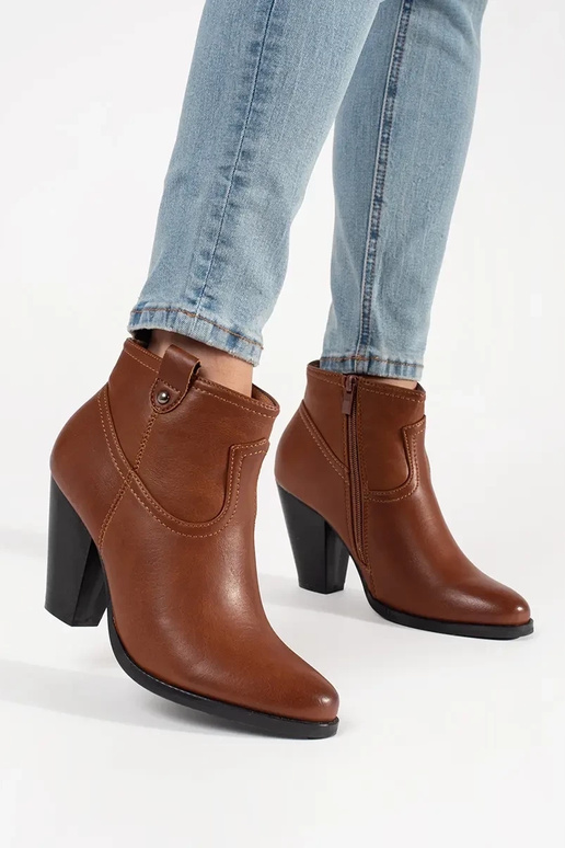 Prunid kõrge kontsaga kingad