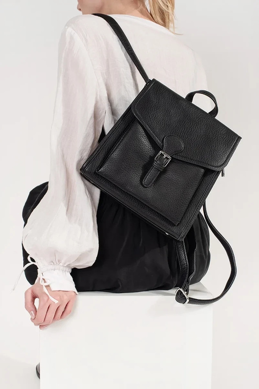 Mustade naiste seljakott